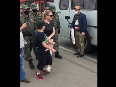 На акции солидарности с хабаровчанами в Казани задержали мать с ребенком (видео)