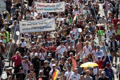 В Берлине тысячи людей протестуют против ограничений из-за коронавируса