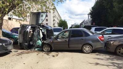 Три человека пострадали при столкновении шести машин в Кирове