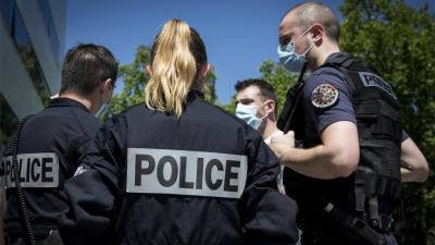 Мужчина на скутере сбил полицейских во Франции