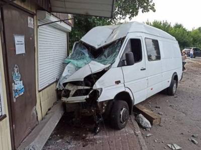 На Киевщине микроавтобус врезался в продуктовый магазин