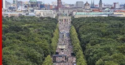 Тысячи людей начали протесты в Берлине из-за ограничений по COVID-19