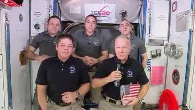 Астронавт Кессиди передал Crew Dragon оставленный 9 лет назад на МКС флаг