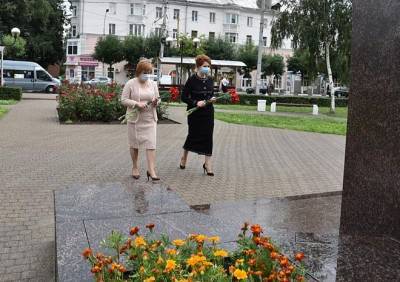 Сорокина возложила цветы к памятнику Надежды Чумаковой