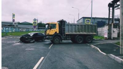 В ДТП на юге Петербурга серьезно пострадал водитель иномарки