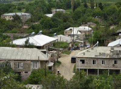 Некоторые из обстрелянных азербайджанцами домов в селе Айгепар уже восстановлены