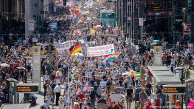 В Берлине проходят массовые протесты из-за карантинных ограничений