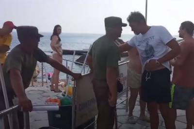 Видео, как охранник с нагайкой прогоняет туристов с пляжа в Крыму, назвали провокацией