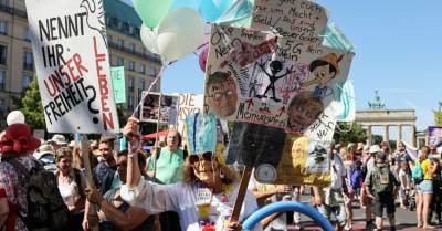 В Берлине протестуют против ковид-ограничений, среди организаторов протеста - сторонники теорий заговора