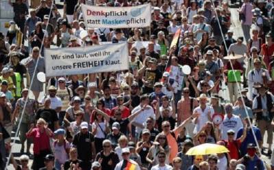 В Берлине прошли митинги сторонников теории «коронавирусного заговора»