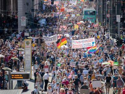 В Берлине тысячи людей вышли на демонстрацию в знак протеста против ограничений в связи с коронавирусом