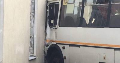 Автобус врезался в поликлинику в Воронеже, три человека пострадали