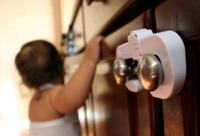 На трехлетнюю девочку в Ленобласти упал шкаф