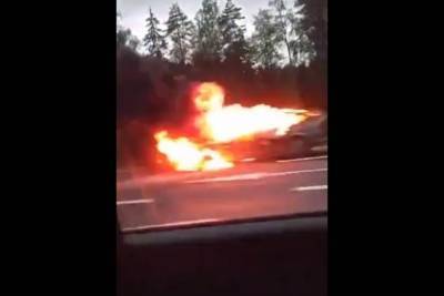 На трассе в Тверской области загорелся легковой автомобиль