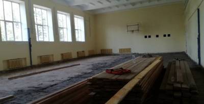 В Демидове ремонтируют школьный спортзал