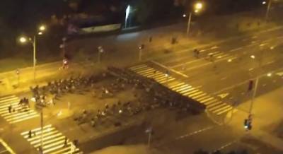 В Минске силовики начали штурм баррикад протестующих: в ход пошли водометы и гранаты (фото, видео)