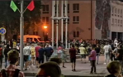 Силовики в Минске применили резиновые пули и водометы против митингующих