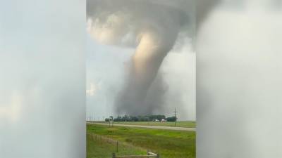 Житель Канады снял на видео «рождение» гигантского торнадо