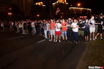 В Минске митингующих оттеснили к центру города, где их ждут военные и автозаки