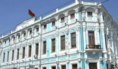 Возле посольства Белоруссии собрались сотни избирателей