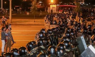 В Минске штурмуют баррикады, стреляют и давят протестующих