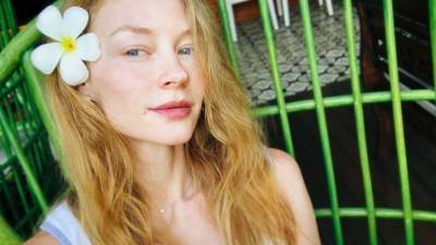 «Девочка — лето»: Ходченкова снялась без мейкапа с зубной щеткой вместо заколки