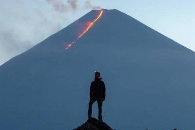 Извержение высочайшего вулкана Евразии сфотографировал новосибирец