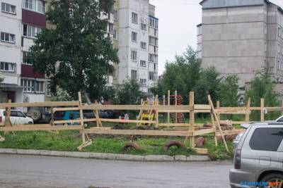 ТОС разжигает спор между пенсионерами и молодежью в одном из дворов Южно-Сахалинска