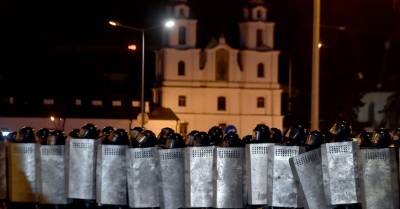 Световые гранаты и водометы: как выглядели массовые протесты в Беларуси в воскресенье вечером