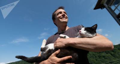 Американец купил дом в армянской глубинке и живет в нем с дюжиной кошек