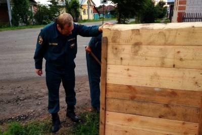 Ивановские спасатели подключились к установке пешеходного моста в Лухе
