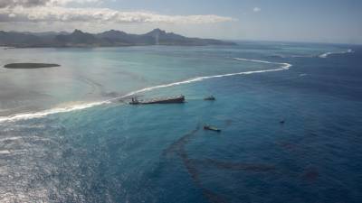 Трагедия у берегов Маврикия: утечку нефти остановили, но танкер может расколоться