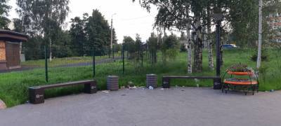 В Петрозаводске замусорили территорию вокруг фонтана, который несколько раз громили вандалы (ФОТО)