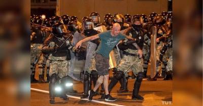 Ночные протесты в Минске закончились стрельбой: в сеть попало видео
