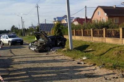 На Прикарпатье микроавтобус и легковушка столкнулись "лоб в лоб": трое человек погибли