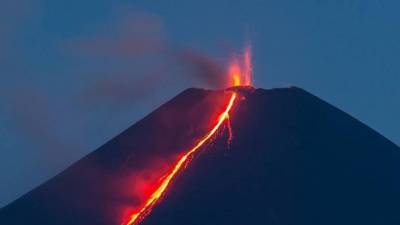 Новосибирский фотограф запечатлел извержение вулкана на Камчатке