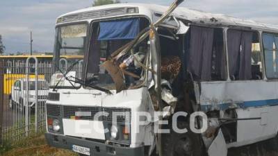 Под Киевом грузовик врезался в автобус, водитель погиб