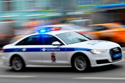 Полицейских задержали в центре Москвы после подброса пакета с белым порошком
