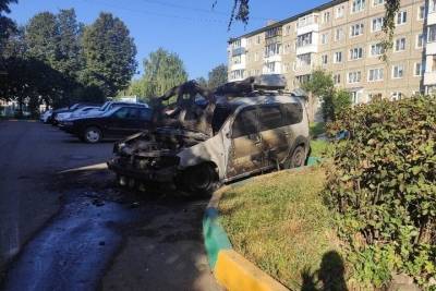 В Новомосковске 7 пожарных тушили полыхавшую легковушку