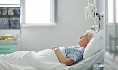 «Не могла смотреть на маму без слез». В инфекционной больнице Карелии 88-летнюю бабушку довели почти до состояния бомжа