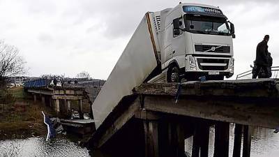 В Приморье осужден водитель грузовика, по вине которого рухнул мост и погибли женщина с ребенком