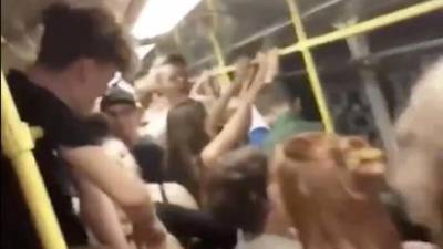 В Берлине молодые люди устраивают запрещенные вечеринки в вагонах метро
