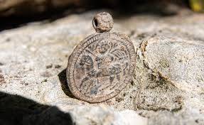 В Крыму археологи нашли редкий медальон