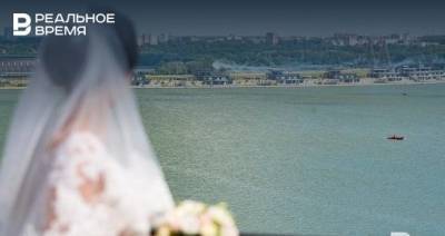 В Татарстане молодожены провели необычную свадьбу, «дезинфицируя» все вокруг