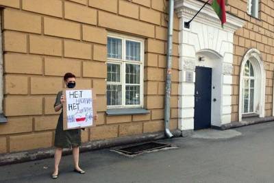 Посольство Беларуси в Новосибирске пикетировали: «Нет диктатуре»