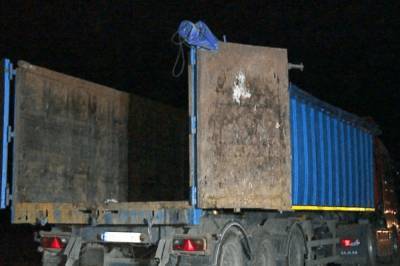 Полиция задержала под Винницой пять грузовиков, которые выбрасывали там мусор из Львова