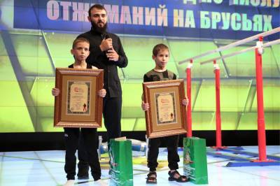В Чечне установили рекорды в отжиманиях на брусьях и упражнениях на пресс