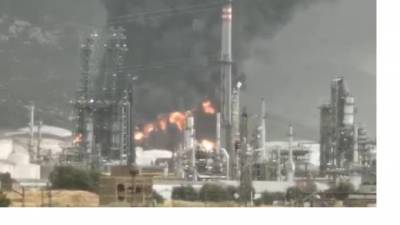 Видео: В Испании из-за удара молнии произошел пожар на нефтехимическом предприятии