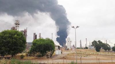 После удара молнии на нефтехимическом комбинате в Испании возник пожар