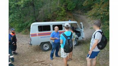 Троих туристов из Новороссийска спасли в крымских горах